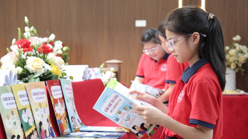 Bộ sách cũng là bước cụ thể triển khai “Chiến lược tài chính toàn diện quốc gia đến năm 2025, định hướng 2030” do Thủ tướng Chính phủ phê duyệt. Bộ sách cũng là bước cụ thể triển khai “Chiến lược tài chính toàn diện quốc gia đến năm 2025, định hướng 2030” do Thủ tướng Chính phủ phê duyệt.