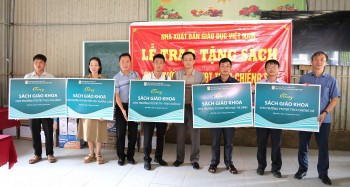 NXB Giáo dục Việt Nam hỗ trợ hơn 1.200 bộ sách giáo khoa cho học sinh vùng lũ Điện Biên