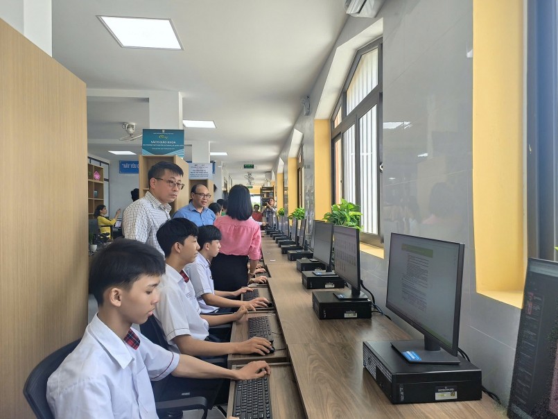 NXB Giáo dục Việt Nam trao tặng hơn 1.000 cuốn sách, tiếp sức văn hóa đọc tại trường THPT Nguyễn Chí Thanh NXB Giáo dục Việt Nam trao tặng hơn 1.000 cuốn sách, tiếp sức văn hóa đọc tại trường THPT Nguyễn Chí Thanh