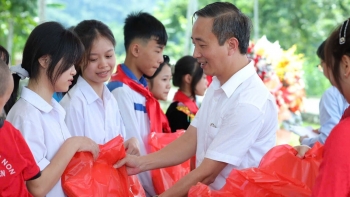 Nhà xuất bản Giáo dục Việt Nam tặng sách giáo khoa cho học sinh khó khăn