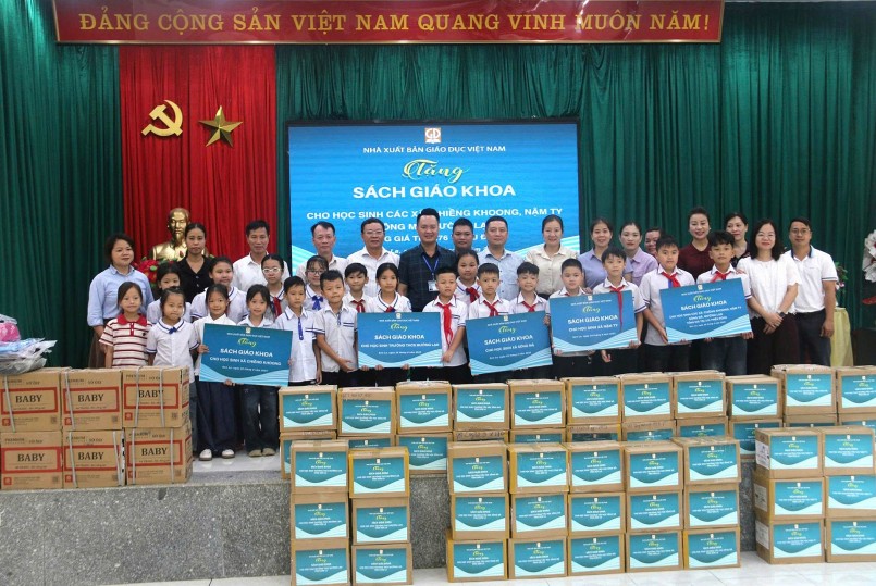 Đoàn công tác Nhà xuất bản Giáo dục Việt Nam trao tặng sách giáo khoa cho học sinh Trường Tiểu học Sông Mã. Đoàn công tác Nhà xuất bản Giáo dục Việt Nam trao tặng sách giáo khoa cho học sinh Trường Tiểu học Sông Mã.