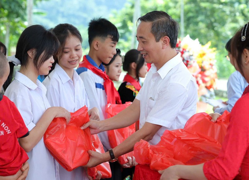 Ông Nguyễn Chí Bính – Phó Tổng Giám đốc NXBGDVN trao tặng sách cho các em học sinh Ông Nguyễn Chí Bính – Phó Tổng Giám đốc NXBGDVN trao tặng sách cho các em học sinh
