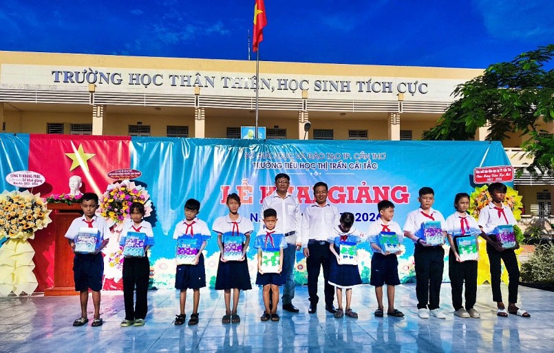 Ông Nguyễn Thái An - Giám đốc NXBGD tại TP.Cần Thơ trao tặng sách cho các em học sinh Ông Nguyễn Thái An - Giám đốc NXBGD tại TP.Cần Thơ trao tặng sách cho các em học sinh
