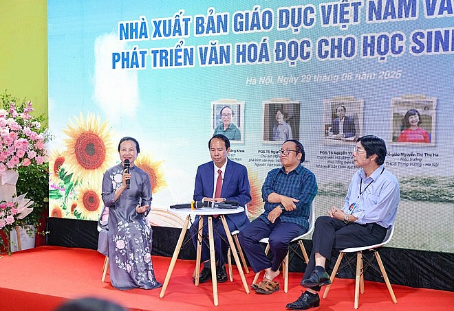 Cô Nguyễn Thị Thu Hà, Hiệu trưởng Trường Trung học Cơ sở Trưng Vương (Hà Nội) chia sẻ tại tọa đàm. (Ảnh: Thanh Tùng/TTXVN) Cô Nguyễn Thị Thu Hà, Hiệu trưởng Trường Trung học Cơ sở Trưng Vương (Hà Nội) chia sẻ tại tọa đàm. (Ảnh: Thanh Tùng/TTXVN)
