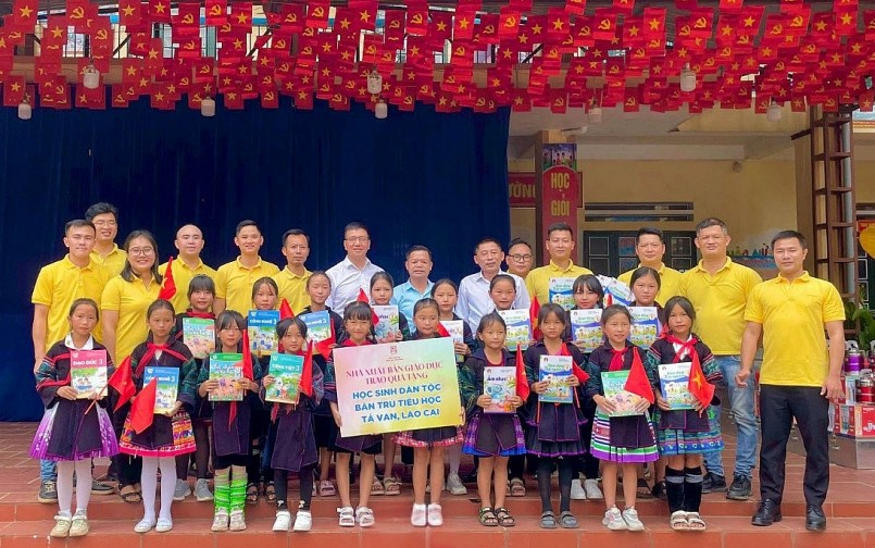 NXBGDVN trao tặng sách giáo khoa cho học sinh dân tộc xã Tả Van NXBGDVN trao tặng sách giáo khoa cho học sinh dân tộc xã Tả Van
