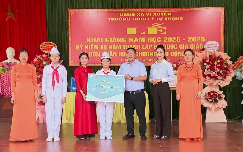 Đại diện NXBGDVN trao tặng sách cho các trường Tiểu học và THCS xã Vị Xuyên Đại diện NXBGDVN trao tặng sách cho các trường Tiểu học và THCS xã Vị Xuyên