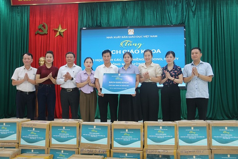 Đại diện các trường học ở xã Sông Mã nhận SGK của Nhà xuất bản Giáo dục Việt Nam Đại diện các trường học ở xã Sông Mã nhận SGK của Nhà xuất bản Giáo dục Việt Nam