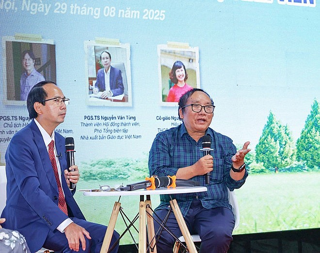 Nhà thơ Trần Đăng Khoa cho rằng cần tăng cường vai trò của nhân viên thư viện trường học. (Ảnh: Thanh Tùng/TTXVN) Nhà thơ Trần Đăng Khoa cho rằng cần tăng cường vai trò của nhân viên thư viện trường học. (Ảnh: Thanh Tùng/TTXVN)