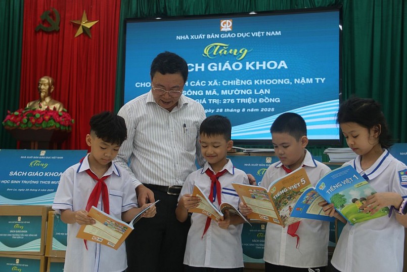 Các em học sinh vui mừng khi nhận SGK từ Nhà xuất bản Giáo dục Việt Nam Các em học sinh vui mừng khi nhận SGK từ Nhà xuất bản Giáo dục Việt Nam