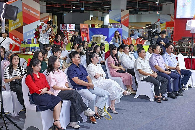 Tọa đàm thu hút sự quan tâm của nhiều người. (Ảnh: Thanh Tùng/TTXVN) Tọa đàm thu hút sự quan tâm của nhiều người. (Ảnh: Thanh Tùng/TTXVN)