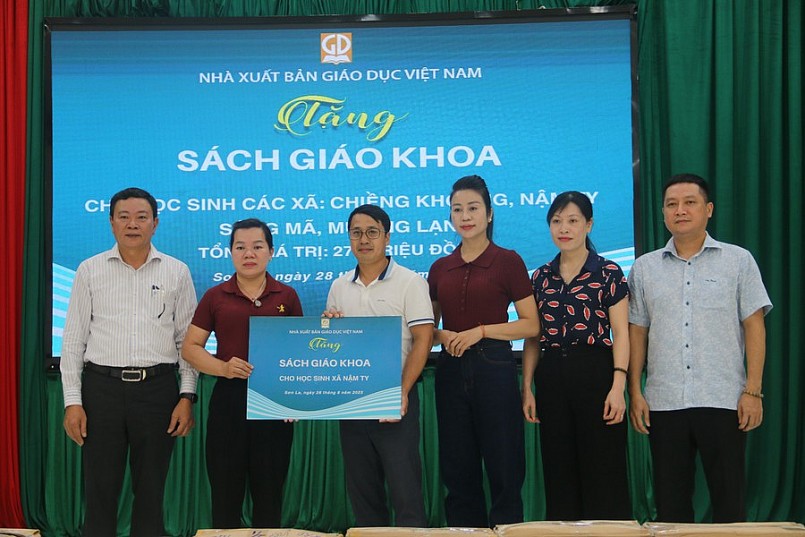 Nhà xuất bản Giáo dục Việt Nam trao tặng SGK cho đại diện các trường học xã Nậm Ty Nhà xuất bản Giáo dục Việt Nam trao tặng SGK cho đại diện các trường học xã Nậm Ty