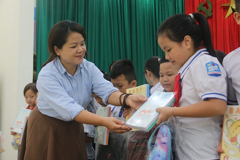 Đại diện Công ty cổ phần dịch vụ và thương mại sách và thiết bị Tây Bắc tặng vở cho học sinh Đại diện Công ty cổ phần dịch vụ và thương mại sách và thiết bị Tây Bắc tặng vở cho học sinh