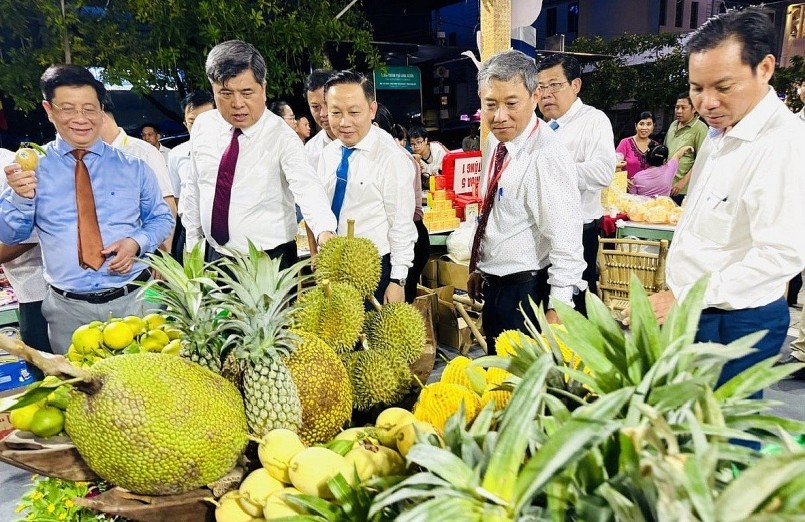 Thứ trưởng Bộ Nông nghiệp và Môi trường Trần Thanh Nam và các đại biểu tham quan gian hàng OCOP Đồng Tháp tại Diễn đàn OCOP 2025 - An Giang. Thứ trưởng Bộ Nông nghiệp và Môi trường Trần Thanh Nam và các đại biểu tham quan gian hàng OCOP Đồng Tháp tại Diễn đàn OCOP 2025 - An Giang.