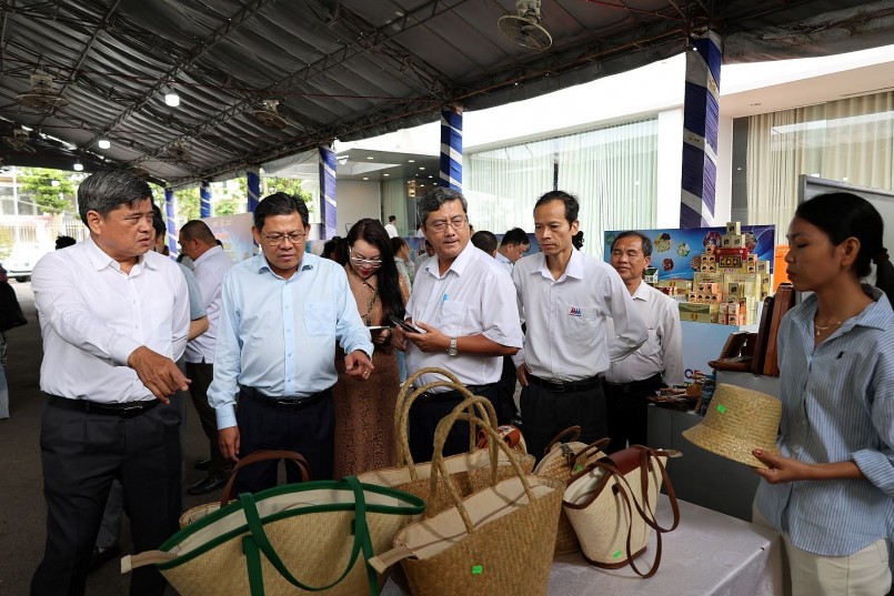 Các đại biểu tham quan các gian hàng trưng bày sản phẩm OCOP Các đại biểu tham quan các gian hàng trưng bày sản phẩm OCOP