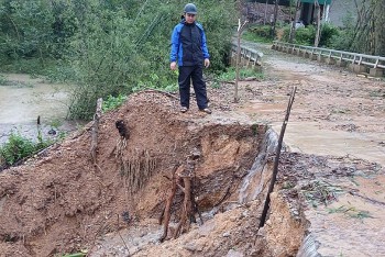 Thủ tướng chỉ đạo khẩn trương khắc phục hậu quả bão số 10 và mưa lũ