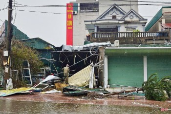 Thủ tướng chỉ đạo khẩn trương khắc phục hậu quả bão số 10, ứng phó với lũ lụt, sạt lở sau bão