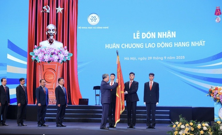 Thay mặt lãnh đạo Đảng, Nhà nước, Tổng Bí thư Tô Lâm trao Huân chương Lao động hạng Nhất tặng Bộ KH&CN - Ảnh: VGP Thay mặt lãnh đạo Đảng, Nhà nước, Tổng Bí thư Tô Lâm trao Huân chương Lao động hạng Nhất tặng Bộ KH&CN - Ảnh: VGP
