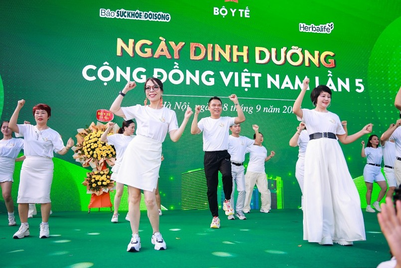 Ông Nguyễn Thành Đạt – Giám Đốc Truyền Thông Cấp Cao Herbalife Việt Nam hòa chung không khí Ngày dinh dưỡng cộng đồng Việt Nam lần 5 Ông Nguyễn Thành Đạt – Giám Đốc Truyền Thông Cấp Cao Herbalife Việt Nam hòa chung không khí Ngày dinh dưỡng cộng đồng Việt Nam lần 5