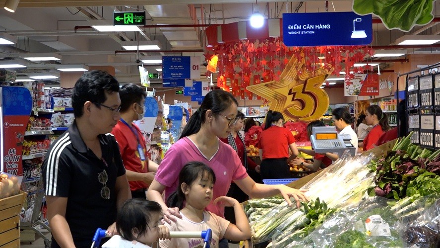 Nhiều người dân hưởng ứng mua sản phẩm của doanh nghiệp Việt tại hệ thống Co.opmart Nhiều người dân hưởng ứng mua sản phẩm của doanh nghiệp Việt tại hệ thống Co.opmart