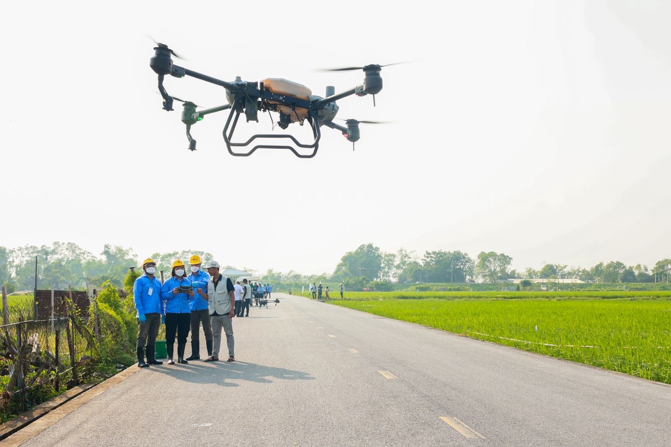 Ứng dụng Drone trong lĩnh vực bảo vệ thực vật hướng tới xây dựng nông nghiệp thông minh và bền vững Ứng dụng Drone trong lĩnh vực bảo vệ thực vật hướng tới xây dựng nông nghiệp thông minh và bền vững