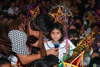 “Đêm hội trăng rằm” thắp sáng nụ cười trẻ thơ nơi biên giới Gia Lai