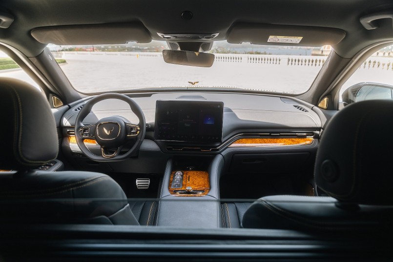 Nội thất được bọc da Nappa cao cấp, ốp gỗ quý Golden Nanmu.