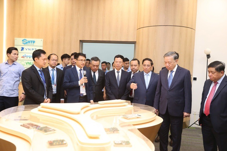 Tổng Bí thư Tô Lâm, Thủ tướng Phạm Minh Chính và các đại biểu tham quan không gian trưng bày - Ảnh: VGP Tổng Bí thư Tô Lâm, Thủ tướng Phạm Minh Chính và các đại biểu tham quan không gian trưng bày - Ảnh: VGP