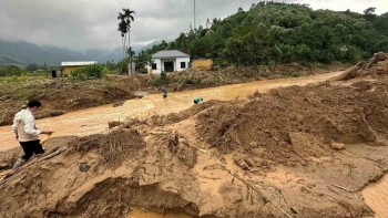 Thủ tướng yêu cầu tập trung mọi nguồn lực, khẩn trương khắc phục hậu quả bão số 10