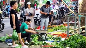 Vựa rau Hà Nội ngập úng sau bão, chợ dân sinh khan hàng, sốt giá