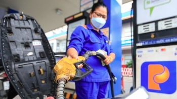 Giá xăng RON 95 chính thức vượt mốc 20.200 đồng/lít