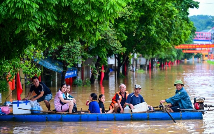 Phường Yên Bái của tỉnh Lào Cai ngập 1-2 m, người dân phải trụ ở tầng cao, dùng dây nhận đồ tiếp tế và di tản người già, trẻ nhỏ khi mất điện. Phường Yên Bái của tỉnh Lào Cai ngập 1-2 m, người dân phải trụ ở tầng cao, dùng dây nhận đồ tiếp tế và di tản người già, trẻ nhỏ khi mất điện.