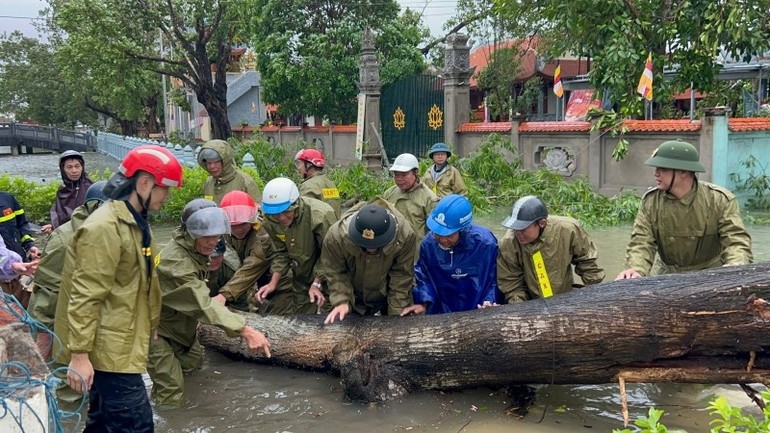 Lực lượng tại chỗ ở Thanh Hóa khắc phục hậu quả bão số 10. Lực lượng tại chỗ ở Thanh Hóa khắc phục hậu quả bão số 10.