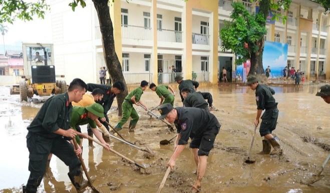 Lực lượng Công an dọn dẹp vệ sinh, bùn đất tại các trường học tại phường Yên Bái. (Ảnh: TTXVN phát) Lực lượng Công an dọn dẹp vệ sinh, bùn đất tại các trường học tại phường Yên Bái. (Ảnh: TTXVN phát)