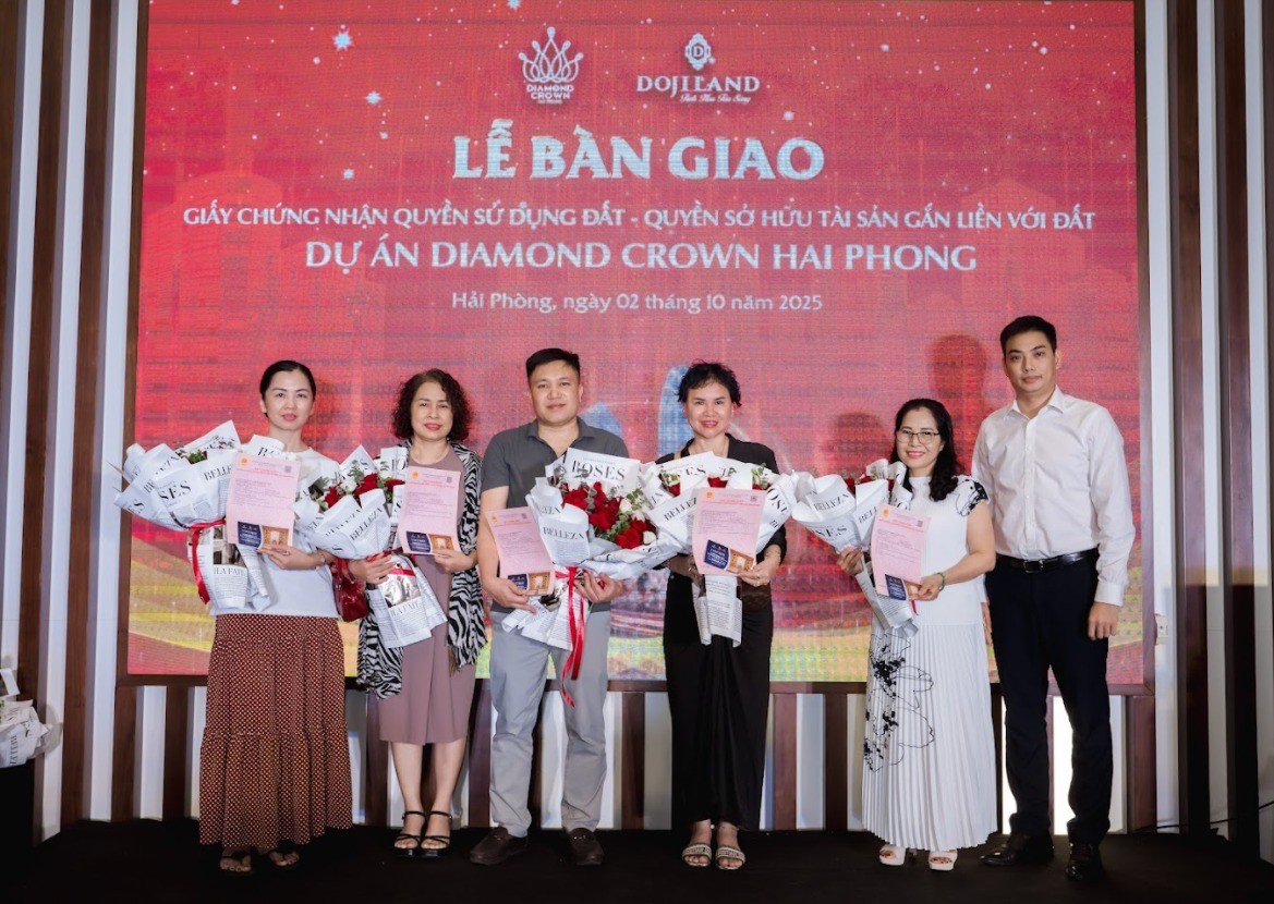 Bàn giao sổ hồng cho cư dân DIAMOND CROWN HAI PHONG