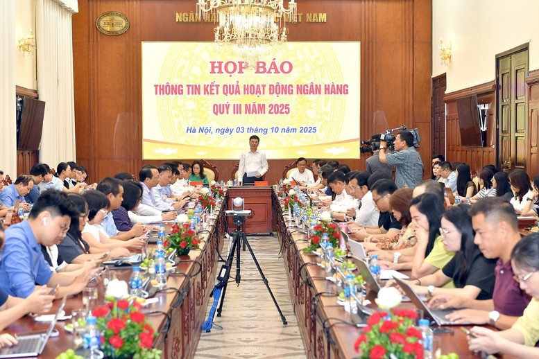 Lãnh đạo Ngân hàng Nhà nước trao đổi với báo chí tại cuộc họp báo - Ảnh: SBV