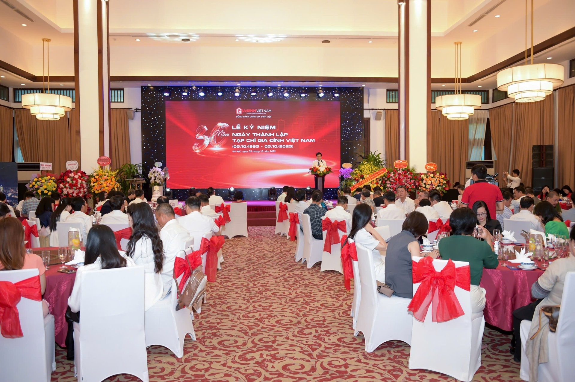 Buổi lễ diễn ra trong không khí trang trọng, ấm cúng. Buổi lễ diễn ra trong không khí trang trọng, ấm cúng.