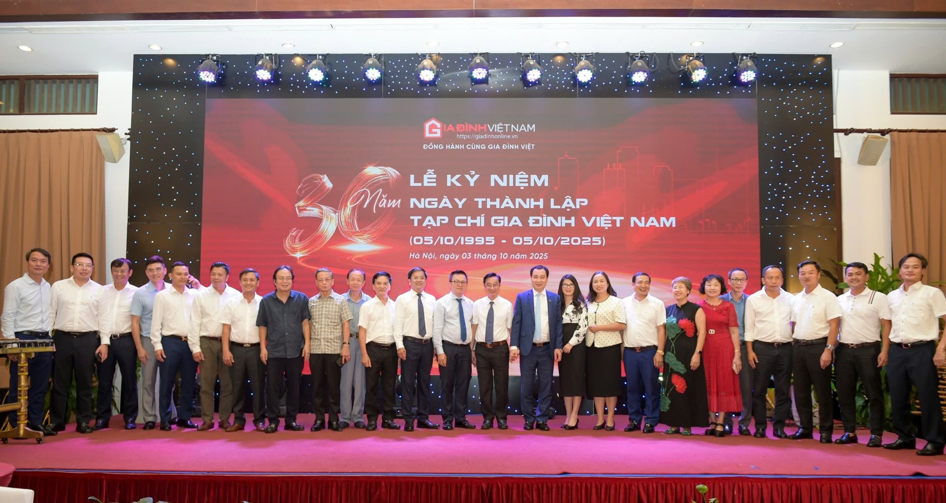 Các đại biểu chụp ảnh lưu niệm tại buổi lễ. Các đại biểu chụp ảnh lưu niệm tại buổi lễ.