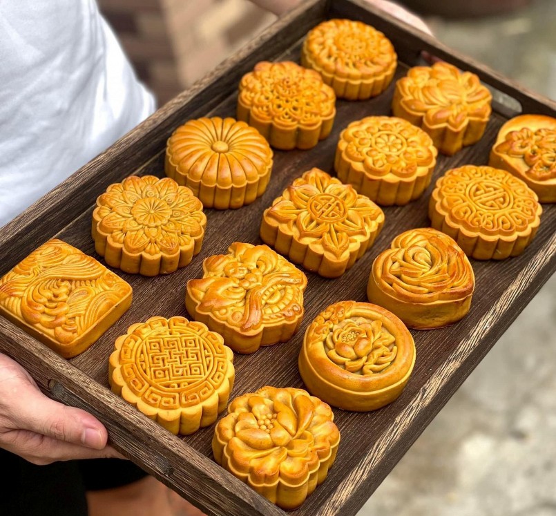 Hơn cả một món ăn, bánh Trung thu là biểu tượng của sự đoàn viên, viên mãn. Hơn cả một món ăn, bánh Trung thu là biểu tượng của sự đoàn viên, viên mãn.