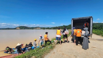 Sinh viên Công giáo Thanh Hóa tại Hà Nội chung tay hỗ trợ đồng bào vùng lũ: Nghĩa tình hướng về quê hương