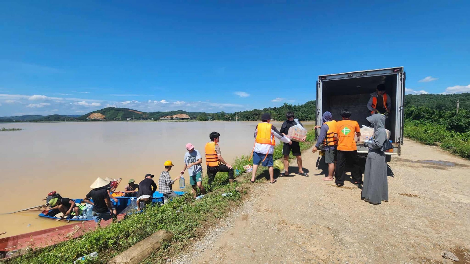 Sinh viên Công giáo Thanh Hóa tại Hà Nội chung tay hỗ trợ đồng bào vùng lũ: Nghĩa tình hướng về quê hương