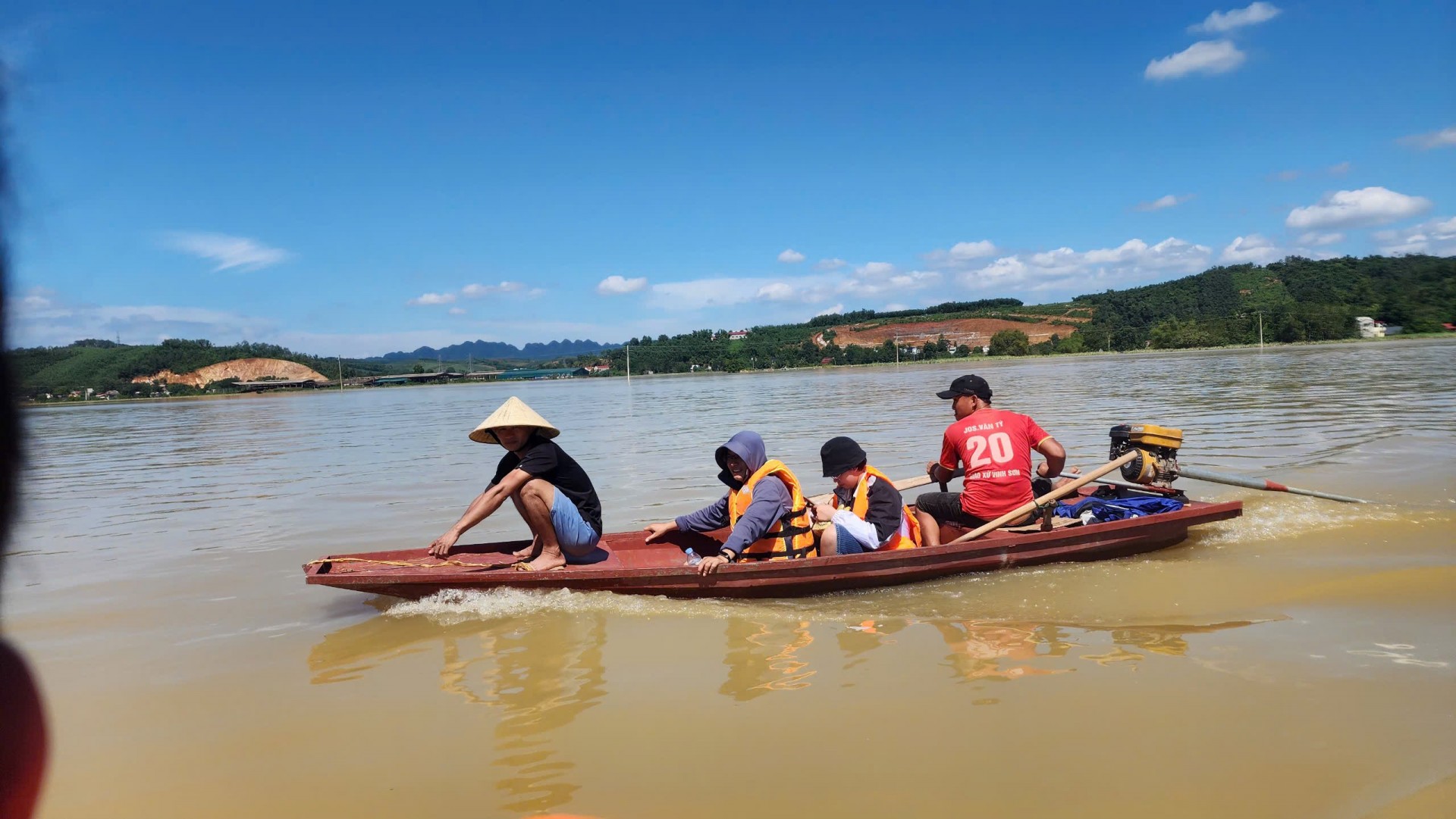 Sinh viên Công giáo Thanh Hóa tại Hà Nội chung tay hỗ trợ đồng bào vùng lũ: Nghĩa tình hướng về quê hương