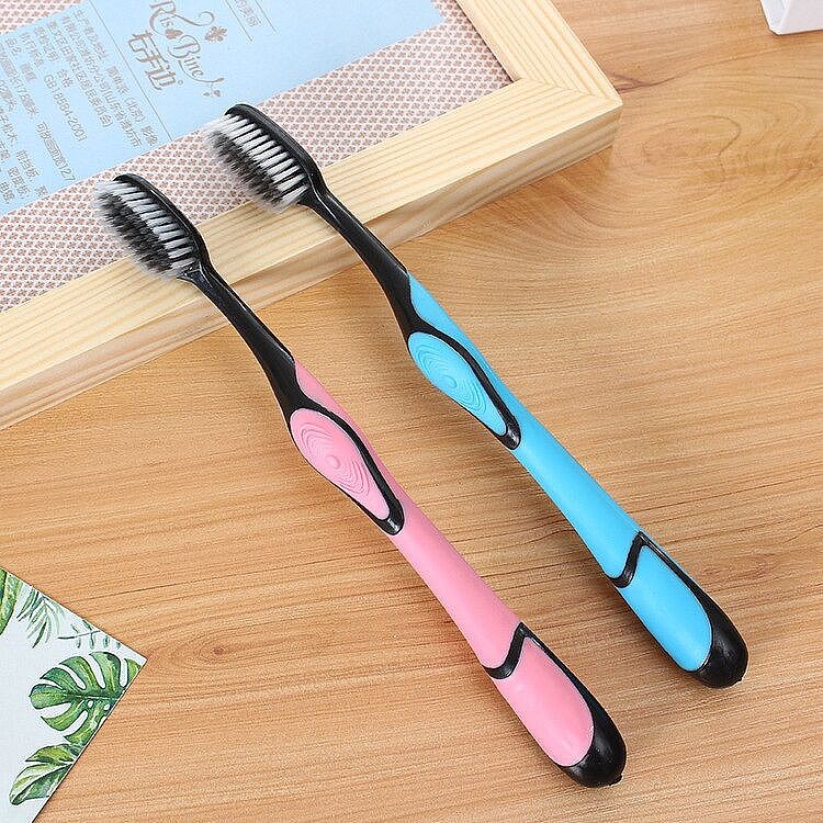 Vi khuẩn tích tụ trên bàn chải cũ và trong các mảng bám không được làm sạch là nguyên nhân hàng đầu gây ra chứng hôi miệng. Vi khuẩn tích tụ trên bàn chải cũ và trong các mảng bám không được làm sạch là nguyên nhân hàng đầu gây ra chứng hôi miệng.