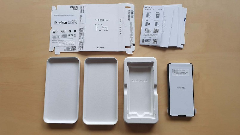 rên diễn đàn Reddit, khi một người dùng đăng tải hình ảnh hộp đựng chiếc Sony Xperia 10 VII mới mua.   Điều gây ngạc nhiên là trên bao bì sản phẩm, các biểu tượng cho thấy bên trong không có cả củ sạc lẫn cáp sạc USB-C