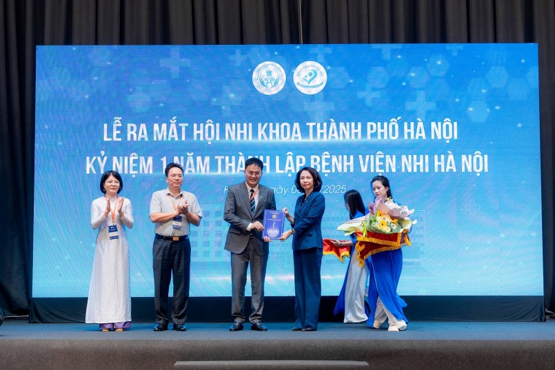 Phó Chủ tịch UBND TP Vũ Thu Hà tặng hoa chúc mừng BV Nhi Hà Nội. Ảnh: BVCC Phó Chủ tịch UBND TP Vũ Thu Hà tặng hoa chúc mừng BV Nhi Hà Nội. Ảnh: BVCC