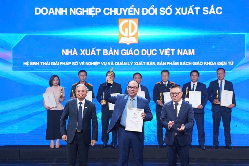 Đại diện NXBGDVN, ông Đặng Thanh Hải - Phó Tổng Giám đốc nhận cúp và chứng nhận giải thưởng từ BTC Đại diện NXBGDVN, ông Đặng Thanh Hải - Phó Tổng Giám đốc nhận cúp và chứng nhận giải thưởng từ BTC