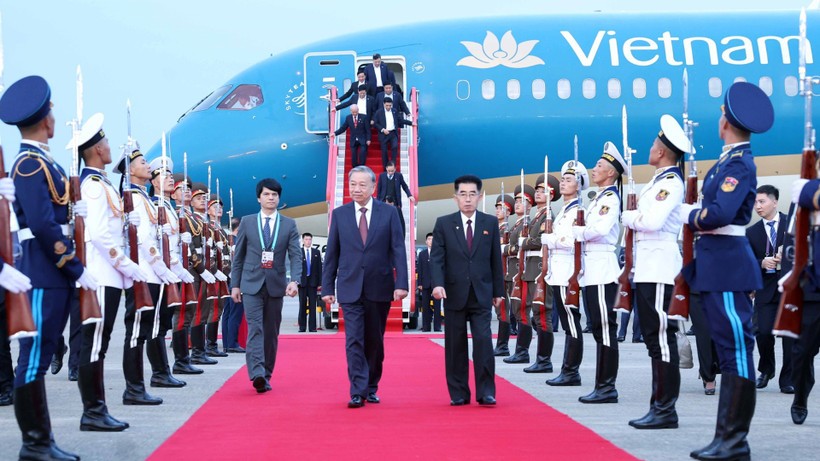 Lễ đón Tổng Bí thư Tô Lâm tại Sân bay quốc tế Bình Nhưỡng. (Ảnh: TTXVN) Lễ đón Tổng Bí thư Tô Lâm tại Sân bay quốc tế Bình Nhưỡng. (Ảnh: TTXVN)