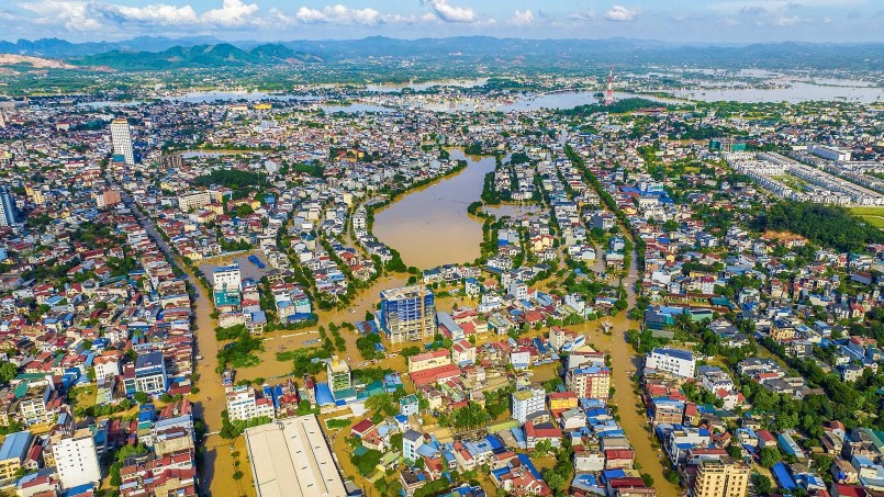 Tại Thái Nguyên, lũ sông Cầu tại trạm Gia Bảy đã đạt đỉnh 29,9m vào rạng sáng 8/10, vượt mốc lũ lịch sử năm 2024 tới 1,09m. 33 trên tổng số 92 xã, phường của tỉnh chìm trong nước sâu từ 1-2 mét. Tại Thái Nguyên, lũ sông Cầu tại trạm Gia Bảy đã đạt đỉnh 29,9m vào rạng sáng 8/10, vượt mốc lũ lịch sử năm 2024 tới 1,09m. 33 trên tổng số 92 xã, phường của tỉnh chìm trong nước sâu từ 1-2 mét.