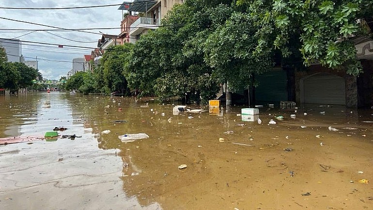 Theo Cục An toàn thực phẩm, bão lụt không chỉ gây thiệt hại về người và tài sản mà còn tạo điều kiện thuận lợi cho vi sinh vật gây bệnh phát triển. Theo Cục An toàn thực phẩm, bão lụt không chỉ gây thiệt hại về người và tài sản mà còn tạo điều kiện thuận lợi cho vi sinh vật gây bệnh phát triển.