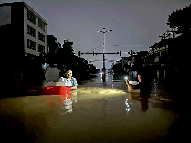 Đối với những khu vực bị ngập lụt, sạt lở gây chia cắt, các địa phương cần có phương án đảm bảo cung cấp đủ lương thực, thực phẩm và nước uống an toàn cho người dân. Đối với những khu vực bị ngập lụt, sạt lở gây chia cắt, các địa phương cần có phương án đảm bảo cung cấp đủ lương thực, thực phẩm và nước uống an toàn cho người dân.