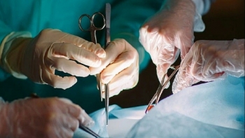 Đề xuất tăng phụ cấp mổ và tiền trực cho nhân viên y tế lên gần 3 lần